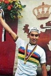 Eddy Merckx vistiendo el maillot de campeón del mundo en 1974