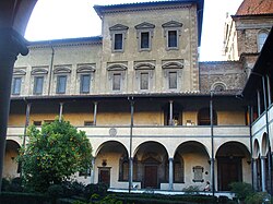 Fachada y entorno de la Biblioteca Laurenciana