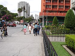 Personas caminando en una acera en la capital de Guatemala