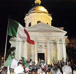 Comunidad italiana en Paraguay frente al Panteón de los Héroes