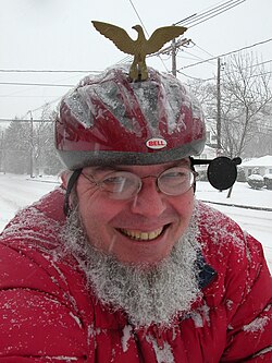 Sheldon Brown practicando Icebiking en 2007 con su casco característico adornado con un águila de plástico.