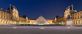 Vista nocturna del Palacio y la Pirámide del Louvre