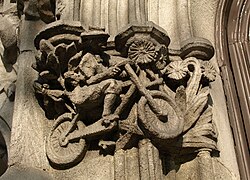 Detalle del capitel con ciclista en la entrada