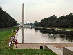 El Monumento a Washington reflejado en las aguas del Reflecting Pool.