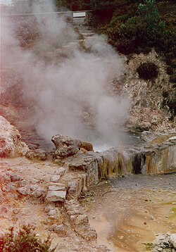 Fumarolas visibles emergiendo en la zona de Furnas, Azores, Portugal.