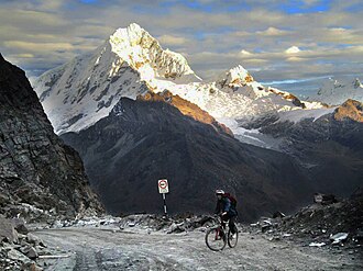 Ciclista en una ruta de montaña en Perú