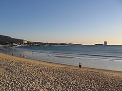 Isla Toralla vista desde la playa de Samil