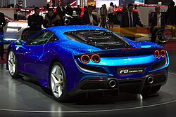Vista trasera del Ferrari F8 Tributo mostrando los tubos de escape y las calaveras cuádruples