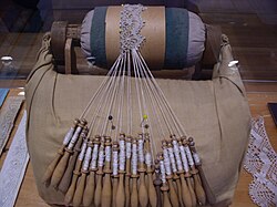 Muestra de la elaboración de encaje de bolillos