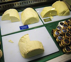 Mantequilla expuesta en un mercado.