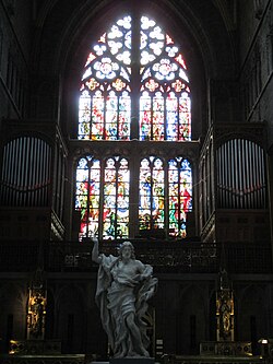 Vidriera principal y escultura de San Juan Bautista