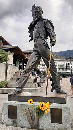 Estatua de Freddie Mercury frente al lago Lemán