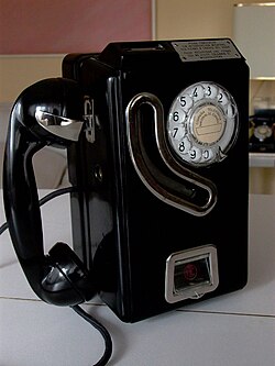 Antiguo teléfono público de fichas de la década de 1960