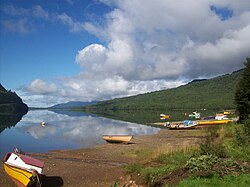 Paisaje geográfico de Puyuhuapi con montañas y agua