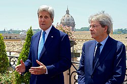 Paolo Gentiloni junto a John Kerry en junio de 2016