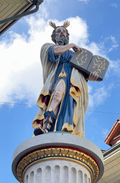 Estatua de Moisés con los Diez Mandamientos