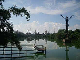 El Cristo Petrolero frente a la refinería