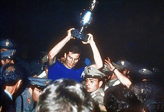 El capitán italiano Giacinto Facchetti celebra levantando el trofeo