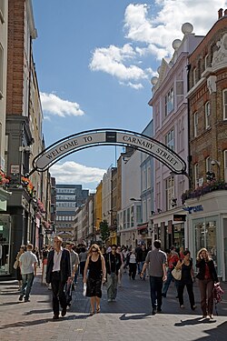 Aspecto peatonal de Carnaby Street decorada con elementos festivos en 2006.