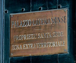 Placa que proclama la extraterritorialidad del Palacio de Letrán
