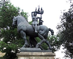 Fotografía frontal de la escultura Barcelona realizada por Frederic Marès
