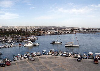 Vista general de elementos arqueológicos e infraestructura histórica en Pafos