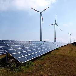 Planta fotovoltaica y aerogeneradores comparten terreno en Schneebergerhof