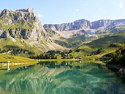 Paisaje lacustre en el Muotathal dentro del cantón de Schwyz