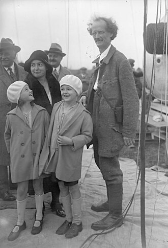 Auguste Piccard junto a su esposa y sus hijas en 1931.