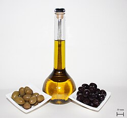 Aceitunas y aceite de oliva sobre una superficie.