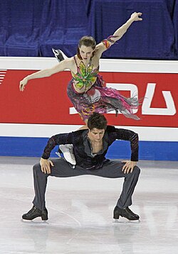 Tessa Virtue y Scott Moir realizando una elevación en danza sobre hielo.