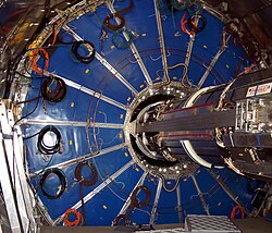 Vista detallada del detector ALICE instalado en las cavernas subterráneas del CERN.