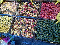 Variedades de aceitunas de mesa en un mercado tradicional