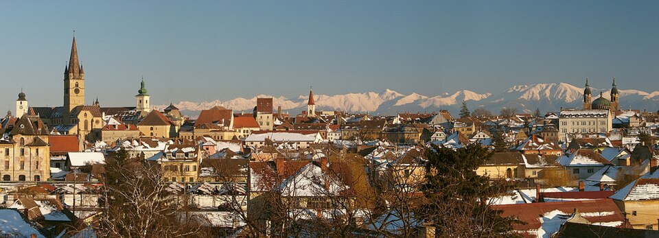Panorámica general de Sibiu y su entorno geográfico