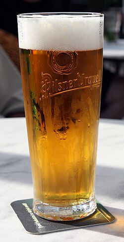 Cerveza Pilsner Urquell servida en sus vasos originales