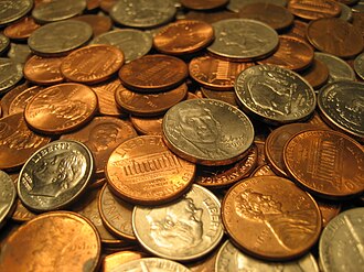 Conjunto de monedas de Estados Unidos esparcidas sobre una superficie plana.