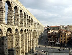 Vista del Acueducto de Segovia, una de las construcciones de ingeniería civil más destacadas.