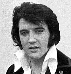 Fotografía de Elvis Presley actuando.