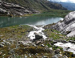 Laguna Yanacocha en las faldas del nevado
