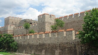 Restos de las murallas históricas de Constantinopla.