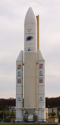 Maqueta del cohete Ariane 5 exhibida en un museo