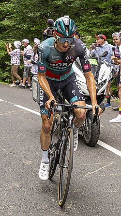 Retrato e información biográfica de Jai Hindley en el ámbito del ciclismo profesional.