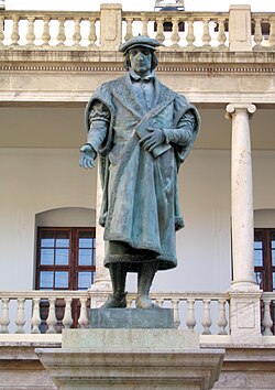 Estatua de Juan Luis Vives en el claustro de la Universidad de Valencia.