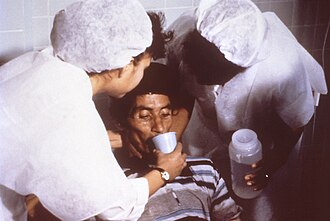 Paciente de cólera siendo asistido en 1992