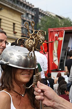 Seguidora pastafari con un colador de pasta en la cabeza
