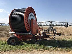 Sistema de riego agrícola en funcionamiento