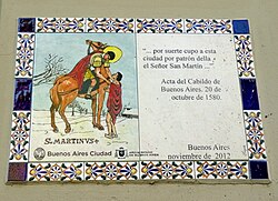 Placa o mosaico conmemorativo situado en la vía pública junto a un templo religioso en Buenos Aires