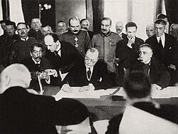 Primer ministro Alexandru Marghiloman firmando el tratado