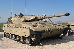 El cañón de este Merkava II está cubierto con una camisa o manguito térmico