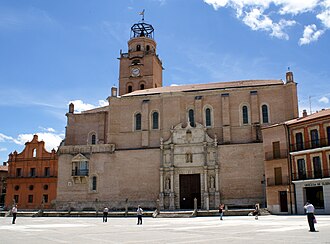 Plaza Mayor de la Hispanidad y Colegiata de San Antolín